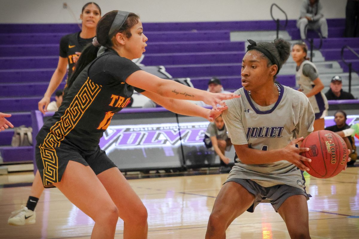 Freshmen guard Na'Vayuh Junior sets up a pass against Triton College on February 21, 2026. The Wolves fell to Triton  66-77.