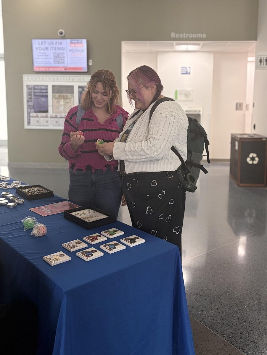 Active Minds hosted the Fidget Fundraiser on April 8-9. 